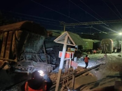 В Мурманской области РФ столкнулись пассажирский и грузовой поезда: 14 человек пострадали, 1 человека зажало в вагоне