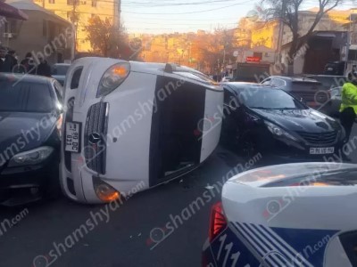 Крупное ДТП в Ереване: столкнулись три автомобиля, один из них перевернулся