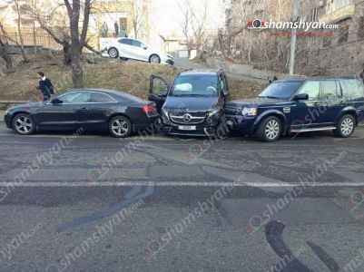 Դեմիրճյան փողոցում կայանված «Mercedes»-ն ինքնաբերաբար առաջ է ընթացել և բախվել «Toyota Land Rover»-ին և «Audi»-ին