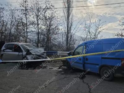 Գառնի գյուղի ճանապարհին բախվել են «Honda Fit»-ն ու «Opel Combo»-ն․ կա 2 զոհ, 1 վիրավոր
