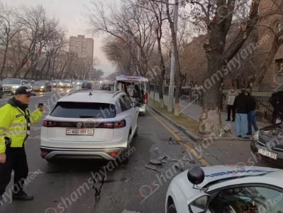 ԱԺ-ի հարևանությամբ բախվել են «Volkswagen»-ն ու «Nissan»-ը․ մեքենաներից մեկը հայտնվել է մայթին. կա վիրավոր