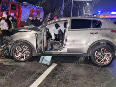 Մյասնիկյան պողոտայում «Kia Sportage»-ը բախվել է էլեկտրասյանը. կան վիրավորներ.shamshyan.com