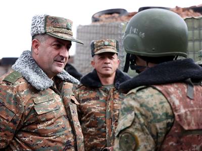 ԶՈՒ ԳՇ պետն այցելել է սահմանագոտի, շրջել մարտական հենակետերում, ծանոթացել ծառայության կազմակերպմանը