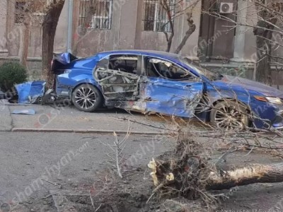 «Toyota Camry»-ի վարորդը ոչ սթափ վիճակում բախվել է կայանված «Tesla»-ին, ապա ծառին, որն էլ տապալվել է 3 մեքենաների վրա