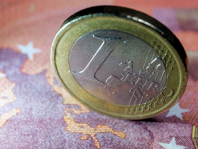 Euro falls to its lowest level in 2 years against US dollar