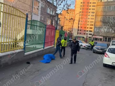 Երևանի Արաբկիր վարչական շրջանի շենքերից մեկի բակում գործող մարզադաշտի հարևանությամբ հայտնաբերվել է տղամարդու դի