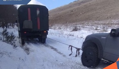 В Армении спасатели вызволили восемь застрявших в снегу автомобилей