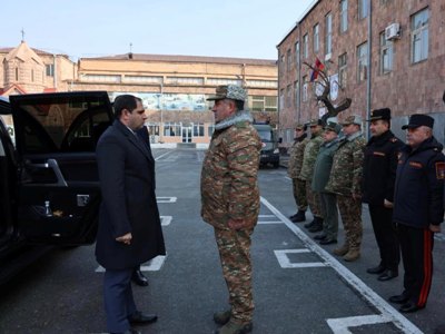 Министр обороны Армении побывал на центральном сборном пункте