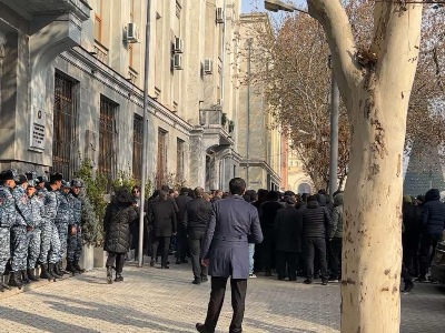 В Ереване группа граждан шествием отправились к зданию Генпрокуратуры Армении