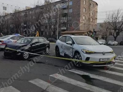 Նոր Արեշում բախվել են «Volkwagen ID4»-ն ու «Opel Astra»-ն. վիրավորներն ամուսիններ են