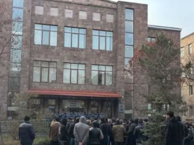 Բողոքի ակցիա՝ ԲԴԽ շենքի դիմաց․ երիտասարդ կնոջը կյանքից զրկելու գործով ճնշումներ կան
