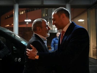 Секретарь СБ Армении встретил в аэропорту секретаря Высшего совета безопасности Ирана