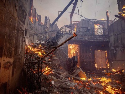Ущерб от пожаров в округе Лос-Анджелес может превысить $50 млрд, пять человек погибли