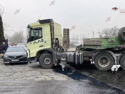 Երևանում բախվել են «Toyota»-ն, «Mercedes»-ը ու «Volvo Trailer»-ը. վերջինից սկսվել է դիզվառելիքի արտահոսք