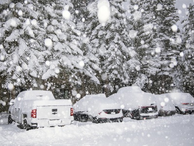 In the north of France, 2 people were killed and 20 injured due to a sharp cold snap, snowfall and icy conditions