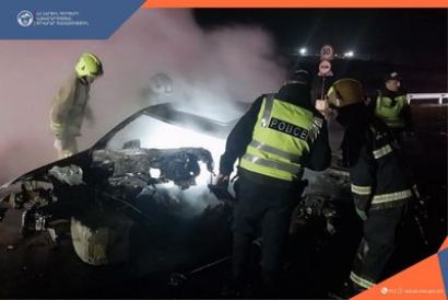 На автодороге Ереван-Гюмри автомобиль врезался в бетонные ограждения и загорелся