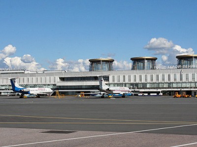 Петербургский аэропорт Пулково временно приостановил прием и отправку рейсов из-за сложных метеоусловий