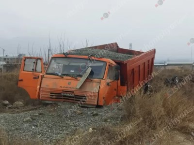 Արարատի մարզում խճաքարով բարձված «ԿամԱԶ»-ը բախվել է բազալտե եզրաքարին, էլեկտրասյանը և հայտնվել դաշտամիջյան հատվածում