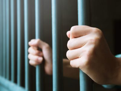 Супружескую пару приговорили к тюремному заключению за кражу более 1,3 млн. долларов помощи в период ковида