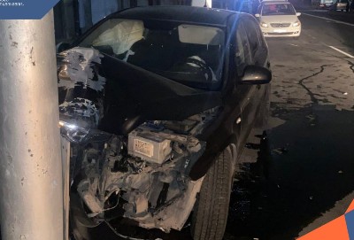 В Ереване иномарка врезалась в столб, есть пострадавшие