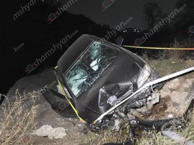 «Opel»-ը Հրազդանի կիրճում կոտրել է էլեկտրասյունը և կիսակողաշրջված հայտնվել գետի ափին՝ բետոնե հատվածի վրա. կա 2 վիրավոր