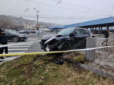 Երևանում «Nissan Juke»-ը Էրեբունու թաղապետարանի մոտ բախվել է բազալտե եզրաքարին և հայտնվել ցայտաղբյուրի մոտ. կա վիրավոր