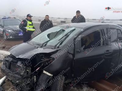 Կոտայքի մարզում «Toyota Vitz»-ը բախվել է երկաթե արգելապատնեշներին. կա վիրավոր