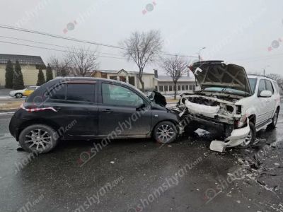 «Toyota»-ն Եղվարդի խճուղում դուրս է եկել հանդիպակաց գոտի, կոտրել ծառն ու բախվել «Nissan»-ին. կա վիրավոր