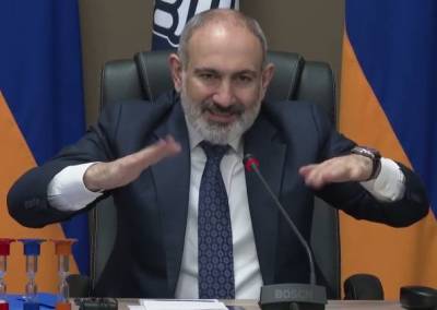 «Հրապարակ». Փաշինյանը՝ երկու քարի արանքում