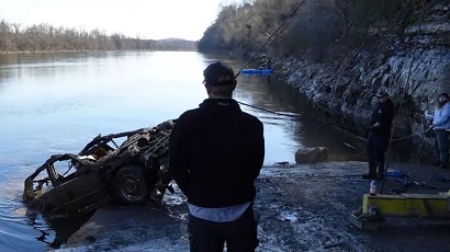 Водолазы обнаружили в реке автомобильное кладбище и труп человека, пропавшего более 4 лет назад