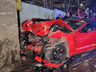 Գայի պողոտայում բախվել են «Ford Transit»-ը և «Ford Mustang»-ը. վերջինս բախվել է պատին. կա վիրավոր