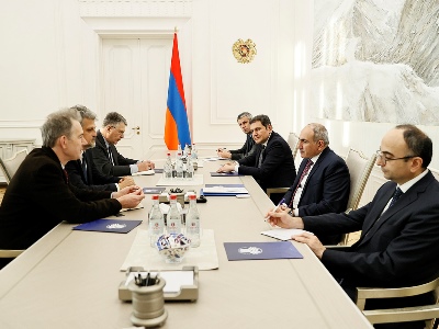 Пашинян принял Гаро Пайлана и Томаса де Ваала