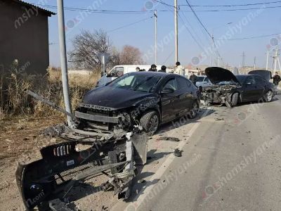 Զովունի-Եղվարդ ճանապարհին բախվել են «BMW»-ն և «Hyundai Elantra»-ն. վերջինս էլ բախվել է երկաթե էլեկտրասյանը