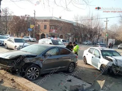 Արարատ քաղաքում բախվել են «Opel»-ն ու «Hyundai Elantra»-ն. վերջինս հայտնվել է մայթին