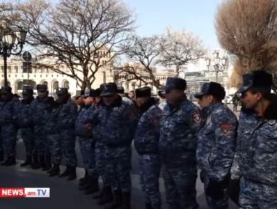 «Քեզ վռնդելու ենք, այ ցեղասպան, թուրք, հողատու». Իրավիճակը կառավարության շենքի մոտ լարված է