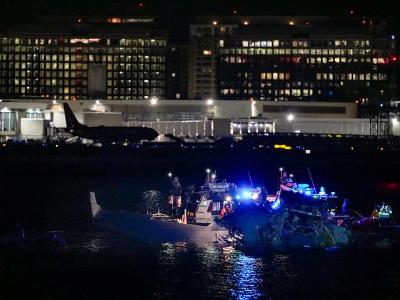 All passengers presumed dead in Washington crash between plane, military helicopter