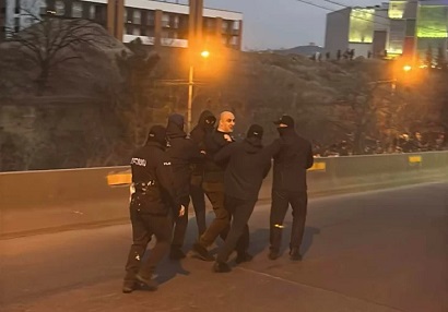 Թբիլիսիի առևտրի կենտրոնի մոտ բողոքի ցույցի ընթացքում բախումներ են տեղի ունենում ցուցարարների և ոստիկանների միջև