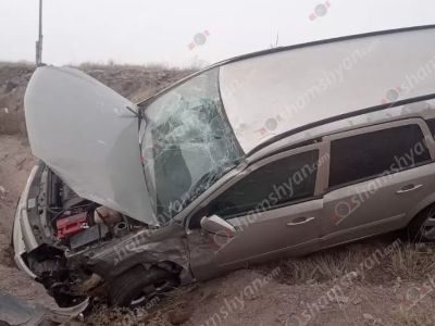 Կոտայքի մարզում «Opel»-ը բախվել է հողաթմբերին և կողաշրջվել. կա վիրավոր