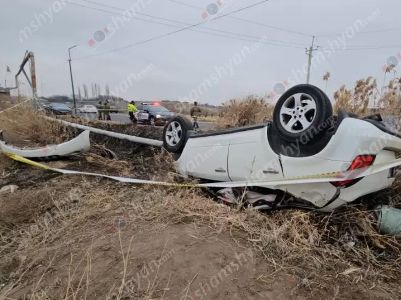 Արմավիրում 20-ամյա վարորդը «Nissan Murano»-ով իր առջև հայտնված շներից խույս տալով բախվել է գազատարին և գլխիվայր շրջվել