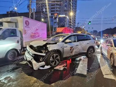 Երևանում բախվել են «Volkswagen ID6»-ն ու «Mitsubishi»-ն. վարորդներից մեկը «Ուրարտու» ակումբի գլխավոր մարզչի կինն է