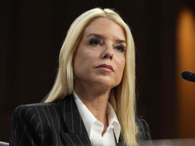 Генпрокурор США Бонди: Байден не имел права хранить секретные документы в гараже