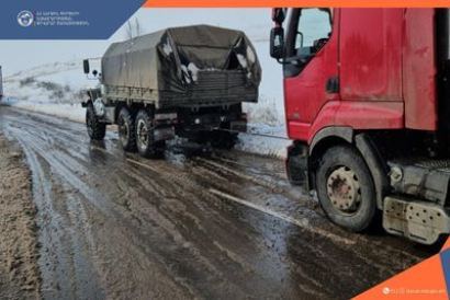 Փրկարարները քարշակման եղանակով արգելափակումից դուրս են բերել 73 բեռնատար. խցանման մեջ 700 մեքենա էր հայտնվել