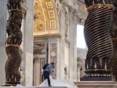 В Ватикане мужчина запрыгнул на алтарь собора Святого Петра, причинив ущерб на 30 000 евро