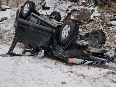 Դիլիջան-Վանաձոր ճանապարհին «Nissan Pathfinder»-ը դուրս է եկել երթևեկելի գոտուց, բախվել քարերին և գլխիվայր շրջվել