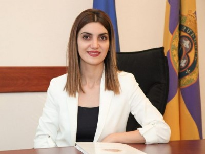 «Азатутюн»: Мэр Вагаршапата заключила контракт на 13,6 млн драмов со своим свекром