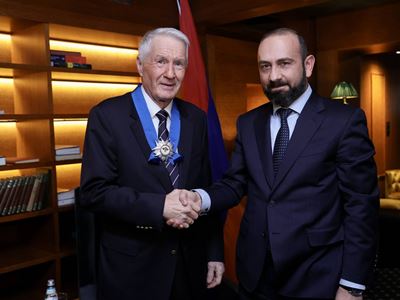 Глава МИД Армении вручил бывшему генсеку Совета Европы Орден Почета