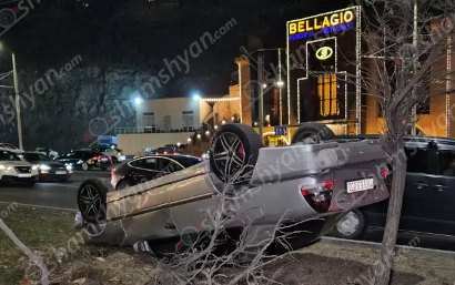 Mercedes-ը «Բելաջիո» ռեստորանի մոտ բախվել է բազալտե եզրաքարերին, կոտրել ծառն ու գլխիվայր շրջվել