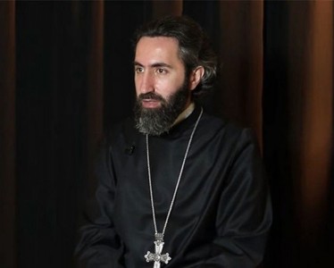 Որքա՞ն կարելի է պատերի ու ստվերների տակ ծվարած՝ ոչինչ չասող կոչեր և ուղերձներ հնչեցնել. Ասողիկ աբեղա Կարապետյան