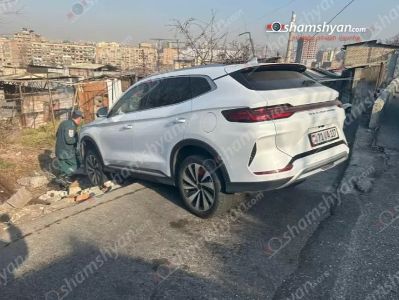 Սարալանջի ճանապարհին 22-ամյա վարորդը «BYD»-ով դուրս է եկել փողոցից ու մասամբ հայտնվել փոսում