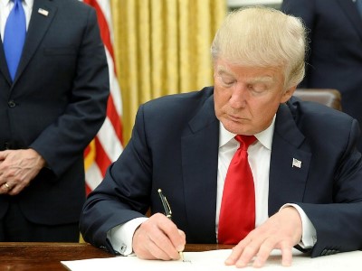 CNN: Трамп уволил главу управления по этике в правительстве США